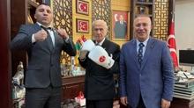 Baheli ve ampiyon Avni Yldrm bir araya geldi: MHP Lideri boks eldiveniyle poz verdi
