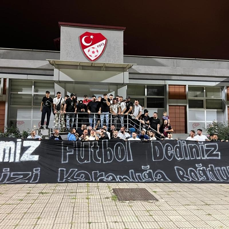 Trabzonsporlu taraftarlardan MHK'ye istifa ars