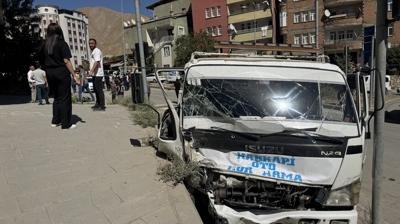 Hakkari'de ekicinin freni boald... 6 araca arpt