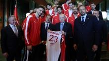 Bakan Erdoan, A Milli Erkek Basketbol Takmn kabul etti