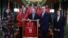 Filenin Sultanlar Klliye'de: Bakan Erdoan'a anlaml hediye