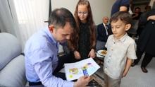 Minik kalplerden anlaml hediye... Bakan Kurum: Her evde huzuru grene kadar mcadele edeceiz