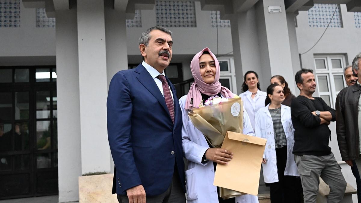 Eitim Bakan lkenin Kalknmas Dnya Milletleri fotoraflar resimleri