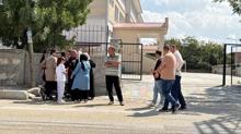 Okulda bakl saldr! renciler evlerine gnderildi