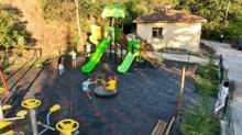 Parkta ocuk etesi kabusu! Anneyi ocuundan uzaklatrmaya altlar