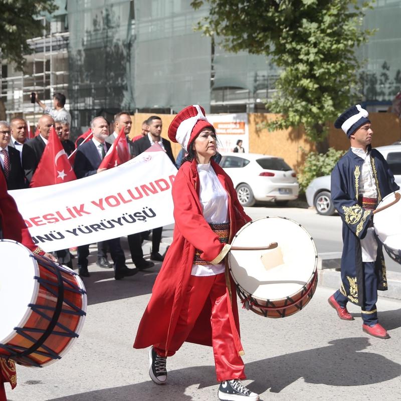 Davul sevgisi Aye Ezer'i mehter takmna tad