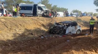 anlurfa'da yolcu minibsyle otomobilin arpt feci kaza