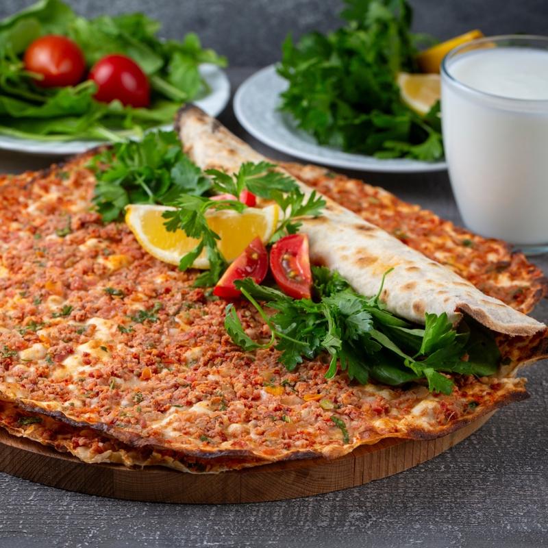 Ta frn lezzeti sofranzda: Ev yapm lahmacun tarifi