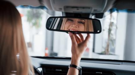 Arabalardaki dikiz aynasnn altndaki kk dme ne ie yarar? Meer hayati bir anlam tayormu