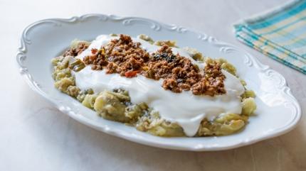 Bu meze yemekten nce bitiyor! Kokusu sofraya dolanan patlcan mezesi tarifi