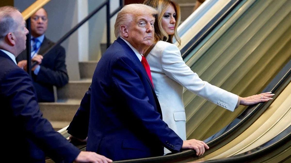 Vali Gavin Newsom  Donald Trump  BM Merdivenleri fotoraflar resimleri