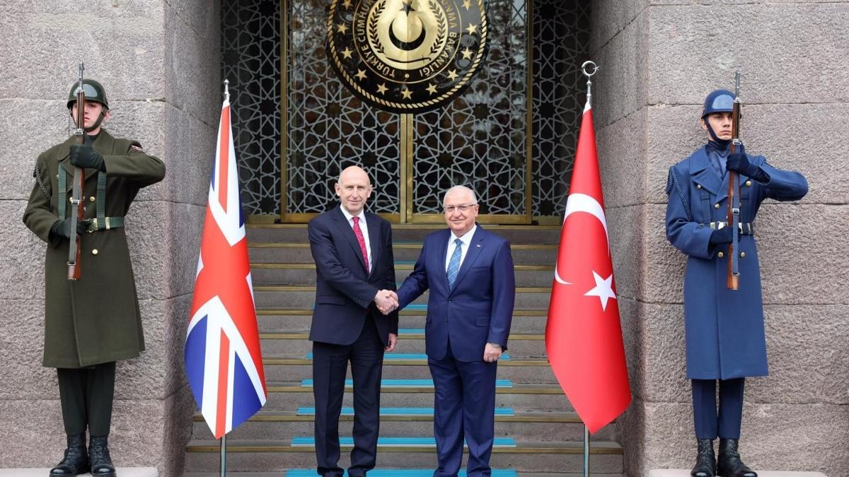 Bakan Gler ngiltere Savunma fotoraflar resimleri