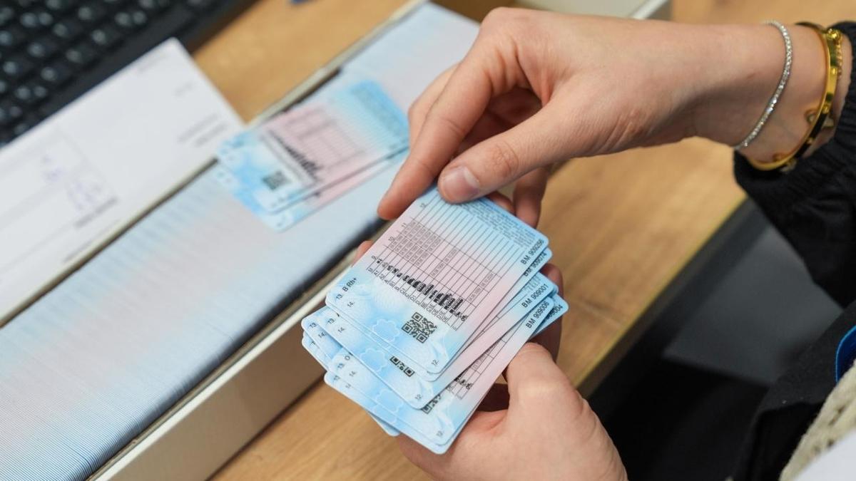 Bakan Yerlikaya Eski tip ehliyet ehliyet yenileme sresi fotoraflar resimleri