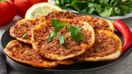 Ta frn lezzetini sofraya tayor: Fndk lahmacun tarifi! Restoran aratmyor, ince ince an