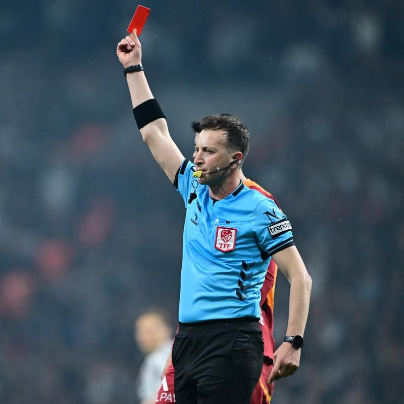 Galatasaray-Beikta derbilerinde krmz kartlar havada uuuyor