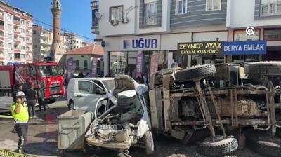 Freni arzalanan kamyon dehet sat! 15 araca arpt, 3 kii yaraland