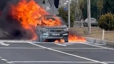 �stanbul yolunda korku dolu anlar! L�ks otomobil alev topuna d�nd�