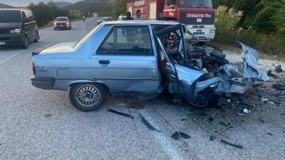 Seyir halindeki 2 ara� kafa kafaya �arp��t�! 5 ki�i yaraland�