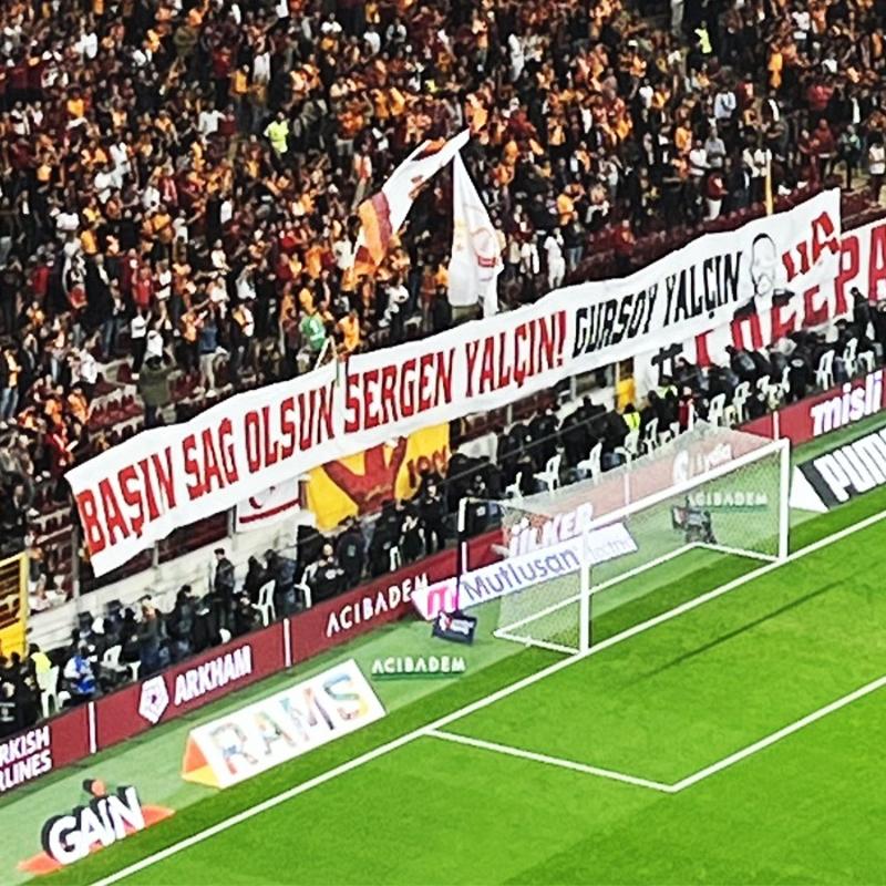 Galatasaray tribnlerinden Sergen Yaln'a basal