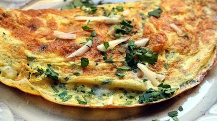 Azda eriyen peynirli omlet tarifi! Kahvaltnzn ipak tarifi