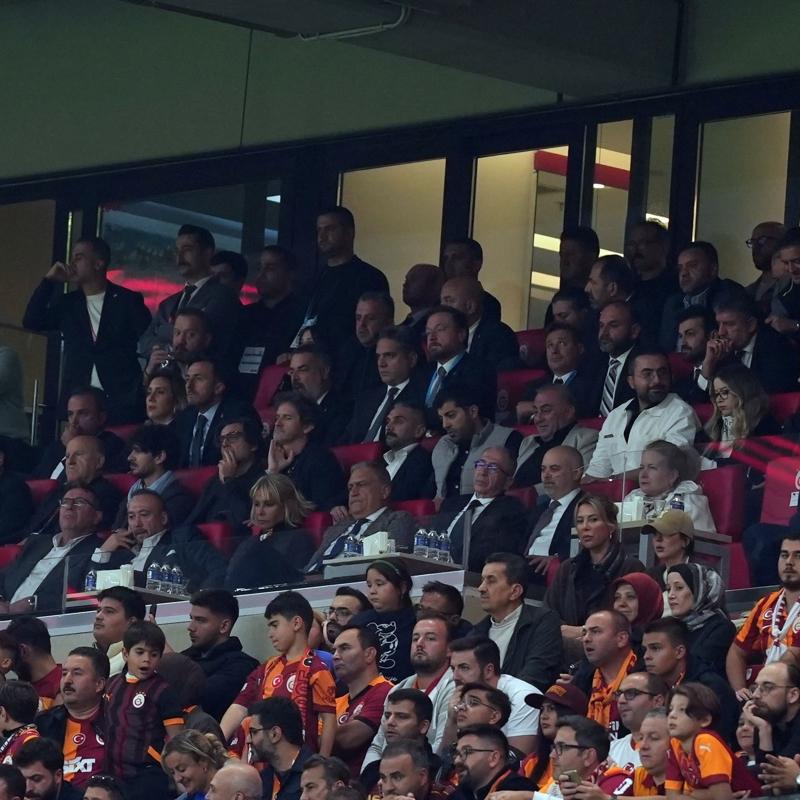 Vincenzo Montella derbiyi statta izledi!