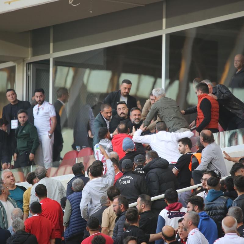 Sivasspor'da Ba�kan ile taraftarlar aras�nda tart��ma