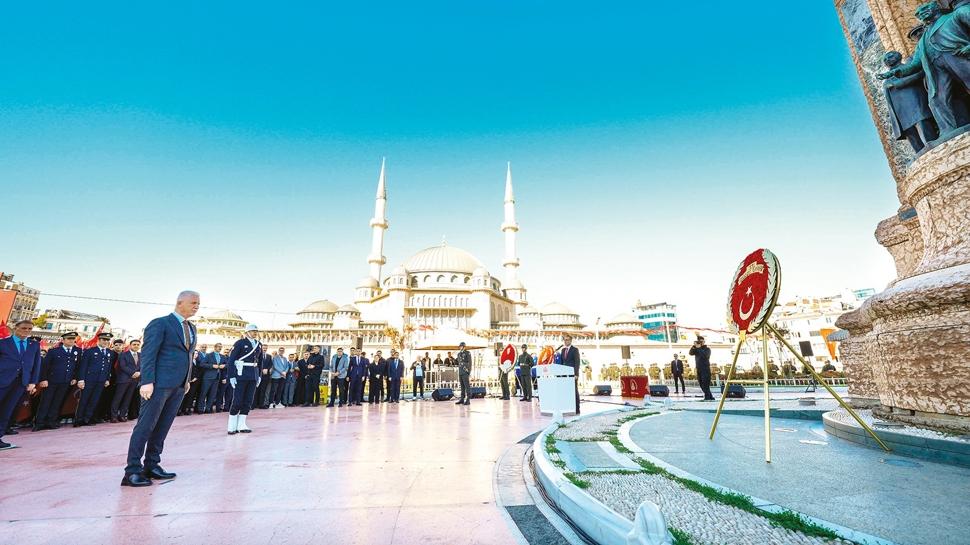 stanbul'da kurtuluun 102. yl