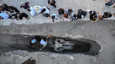 4 yl nce gmlmt! Dev iskelet mzeye konulmak zere topraktan karlyor