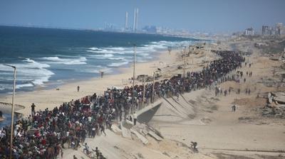 Gazze'de tarihi grntler... Binlerce yerinden edilmi evlerine dnyor