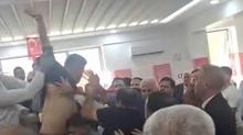 Tekmeler ve yumruklar havada uutu! CHP kongresinde ortalk yine kart