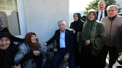 Bakan Erdoan baba ocanda... Komularyla sohbet etti