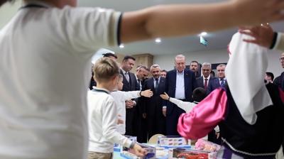 Bakan Erdoan, ocuklarla sohbet ederek hediye verdi