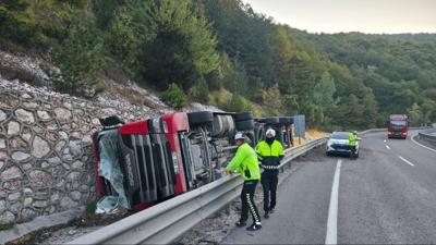 Bursa'da hayvan yemi ykl tr devrildi: 2 yaral