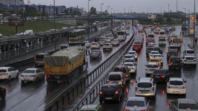 stanbul'da trafik younluu yan da etkisiyle yzde 81'e kadar ykseldi