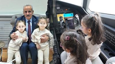 Kokpitte samimi anlar... Bakan Uralolu'ndan uak merakls ikizlere srpriz