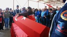 Sakarya'da kpr kazasnda ehit olmutu! Jandarma personeli baba ocanda son yolculuuna uurland