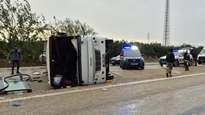 Adana'da feci kaza: Tarm iilerini tayan midibs devrildi