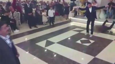 Dnde kahreden olay! Sahnede kalp krizi geiren sanat hayatn kaybetti