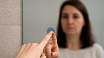 Otel odasndaki aynada gizli kamera nasl anlalr? Test iin 5 yntem