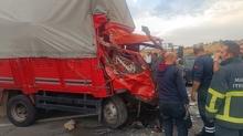 Mazda'nda trafik facias: Kamyon ile kamyonetin arpt kazada 14 kii yaraland