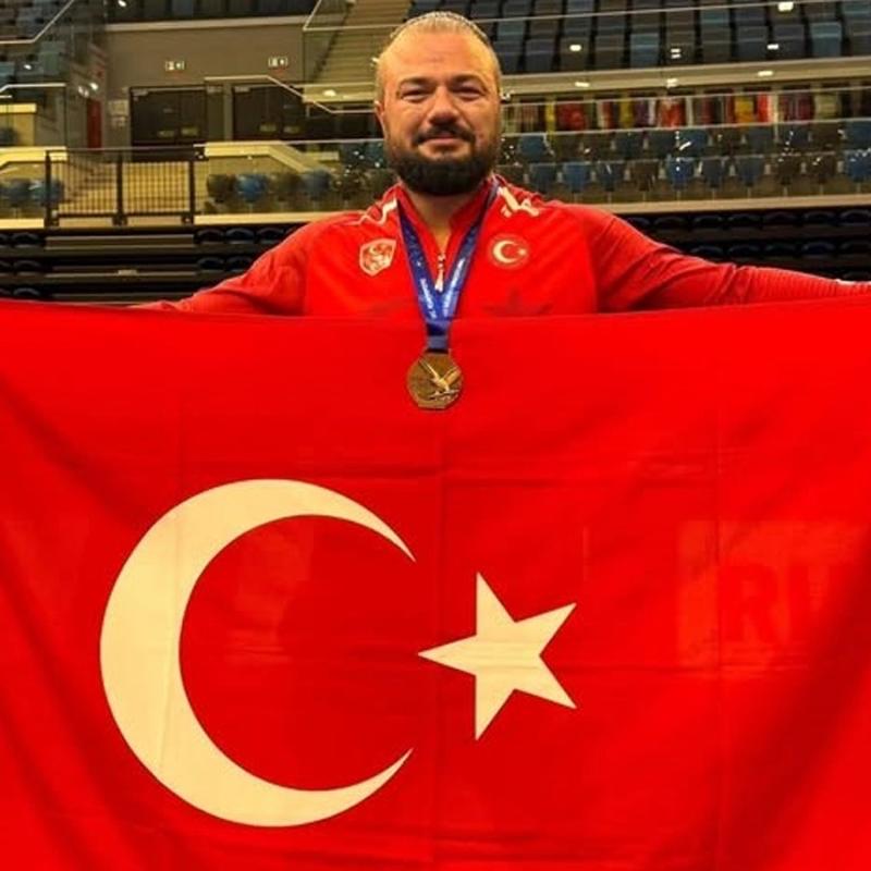 Serhat Sariek dnya ncs oldu