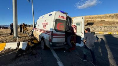 Ar'da feci kaza: Ambulans ile kamyonet arpt, 7 kii yaraland