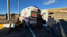 Ar'da feci kaza: Ambulans ile kamyonet arpt, 7 kii yaraland