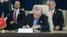 Bakan Erdoan'dan tarihi imza... Siyasilerden pe pee mesajlar geldi