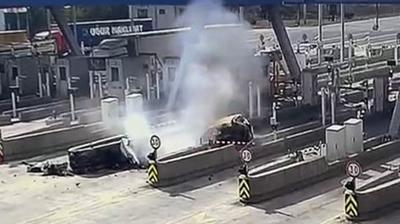stanbul'da feci kaza... Otomobil otoyol gielerine arpt
