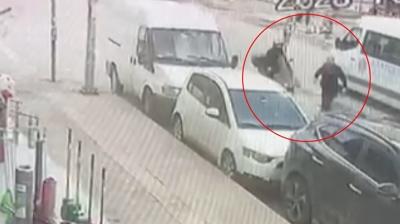 mraniye'de feci kaza kamerada: Motosiklet yayaya arpt