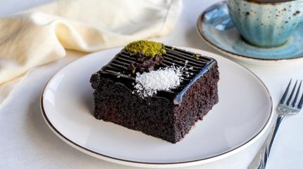 Kahvenin en leziz elikisi! Islak brownie tarifi, unu azar azar ekleyin