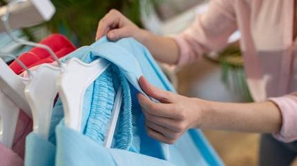 Kuru temizlemeye binlerce lira dkmeye gerek yok! Evde kyafet temizleme ve koku gidermenin 4 yntemi