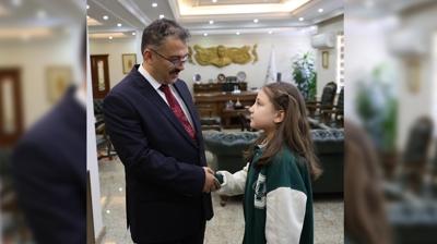 Yamur altnda stiklal Mar'n okuyan ilkokul rencisine Idr Valisi Turan'dan dl