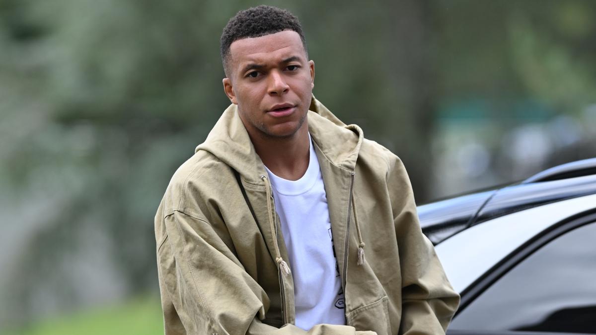 ba�ak�ehir kylian mbappe futbol foto�raflar� resimleri